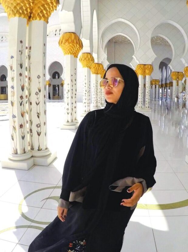 Sheikh Zayed Grand Mosque Abu Dhabi Dress in Dubai | Packs Light