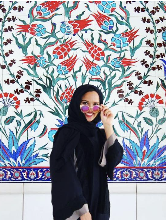 What can women wear in Dubai? Expat dresscode (with examples!)